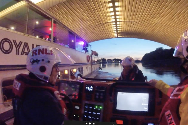 Negotiating the arch of Putney Bridge